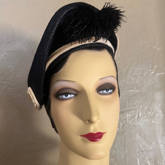 IMPRESSIVE 1940s BLACK STRAW WITH POINTY CROWN - VELOUR & PEARL TRIM + FEATHER - Picture 10 of 13